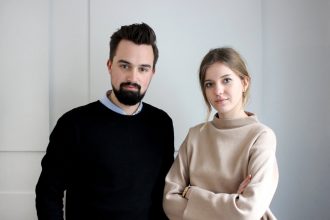 Damian Goliński – założyciel i główny projektant w Noo.ma, absolwent Uniwersytetu Artystycznego w Poznaniu oraz Anna Pietkun – projektantka, absolwentka Uniwersytetu Artystycznego w Poznaniu.