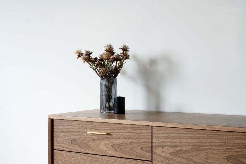 Komoda „Øna”. Komoda jest niezwykle pojemna, ale dzięki wysokim, drewnianym nogom sprawia wrażenie lekkiej.