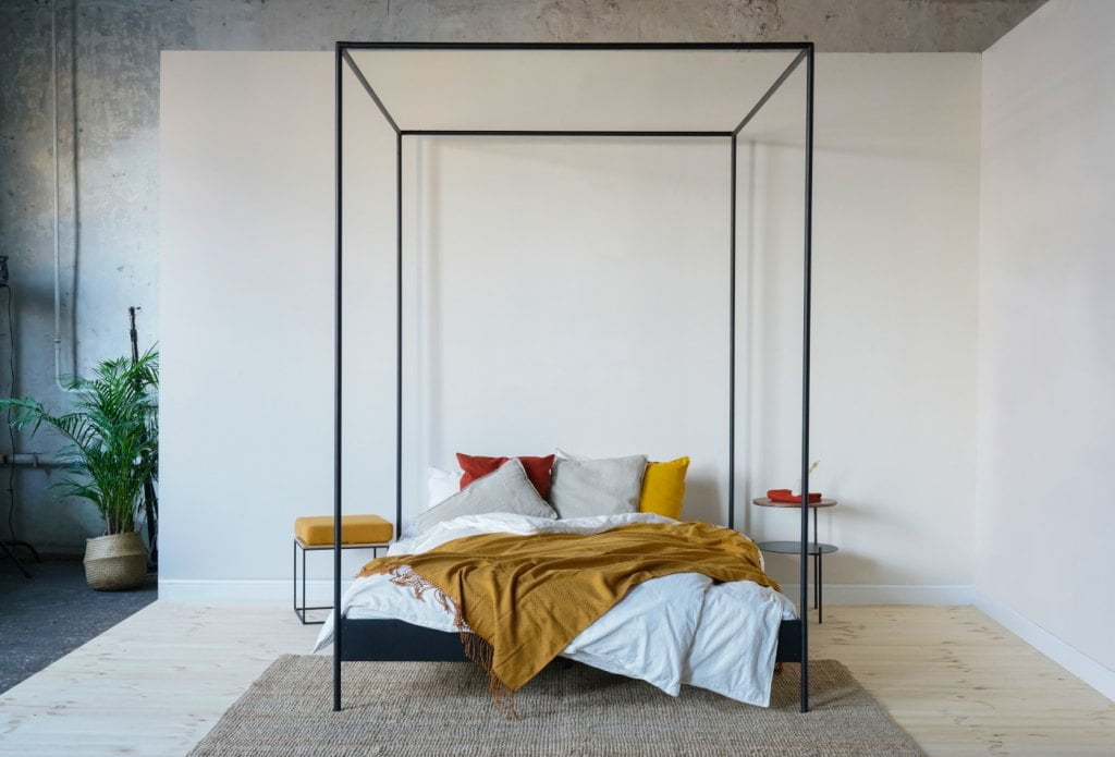 Łóżko „Eton”. Wykorzystaj baldachim, przewieś delikatny materiał i stwórz kameralną przestrzeń dla lepszego relaksu – zachęca Noo.ma.