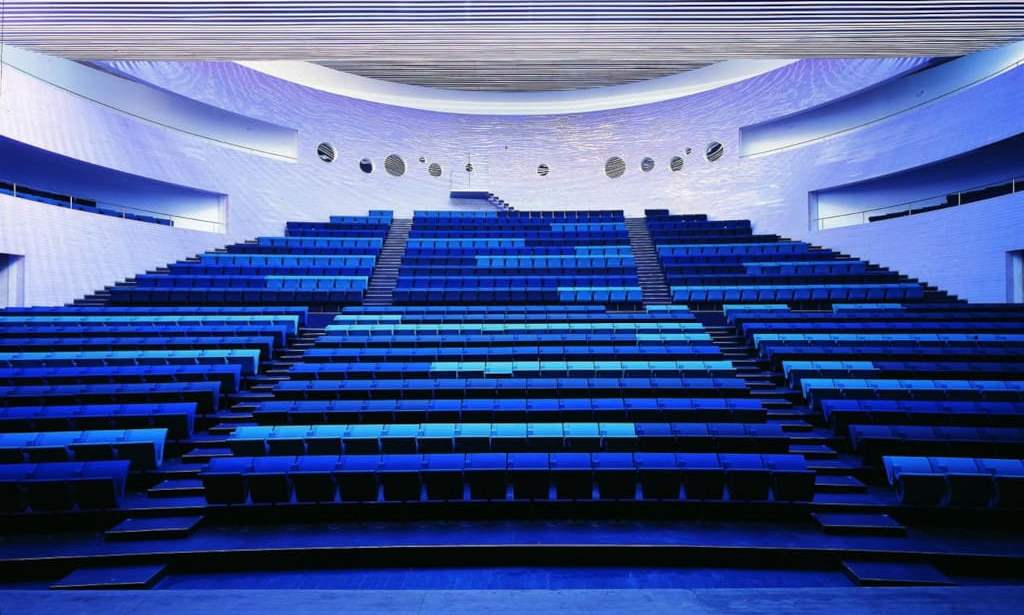 Patrząc na zbiór krzeseł „Flow” marki Poltrona Frau, można odnieść wrażenie, że to woda spływająca ze schodów łączy się z architekturą budynku i przenika do wnętrza.