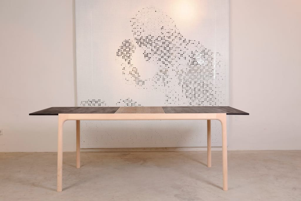 „Unna” to elegancki stół wielofunkcyjny, który jest super lekki, mimo że wykonany w całości z litego drewna.