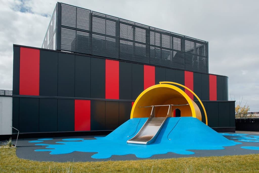 Zewnętrzny plac zabaw przy Galerii Handlowej Młociny w Warszawie, 2019, proj. Izabela Bołoz.