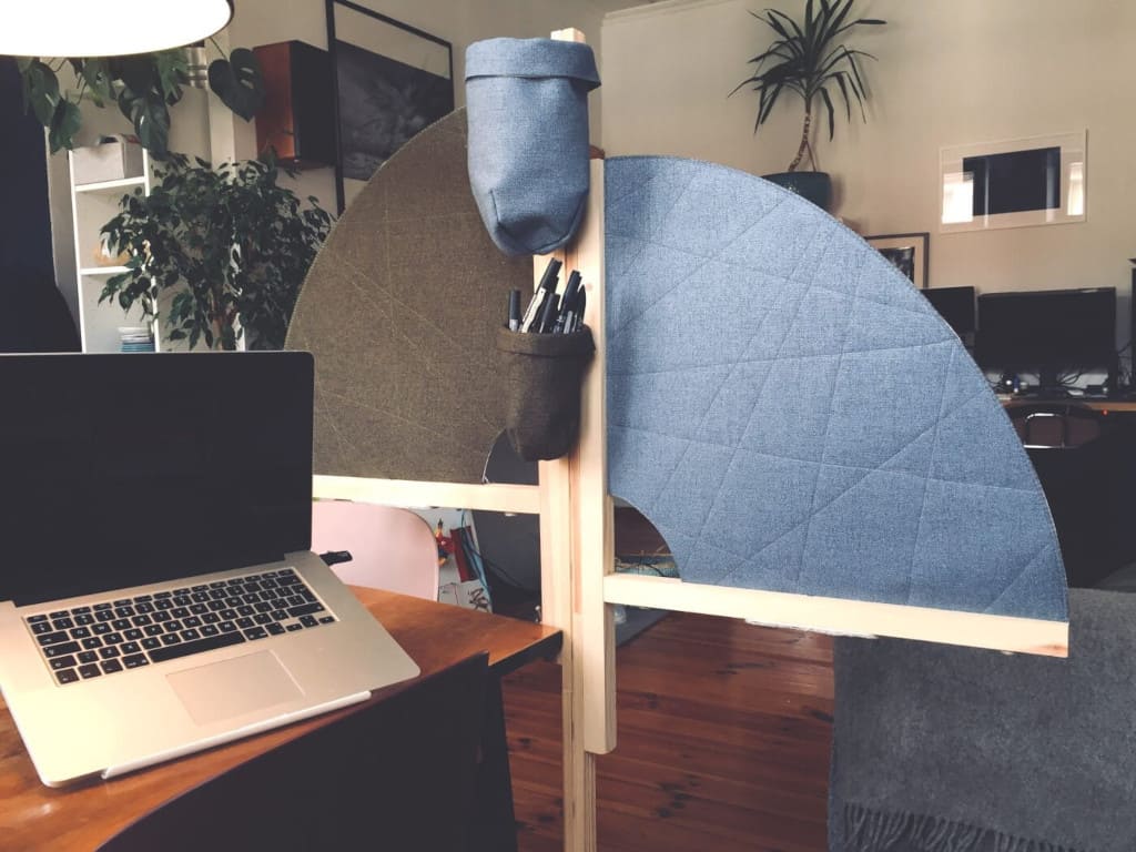 Domowe biuro z użyciem prototypu projektu doktorskiego Wiktorii Lenart „Wagabunda”.