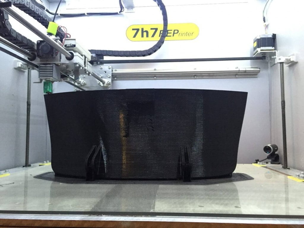 Druk 3D: proces tworzenia kolejnej wersji elementu fotela hybrydowego.