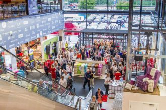 Konsolidacja w handlu meblami to dzisiaj otwieranie nowych placówek przez rynkowych potentatów. Na zdjęciu: otwarcie nowego salonu Agata Meble.