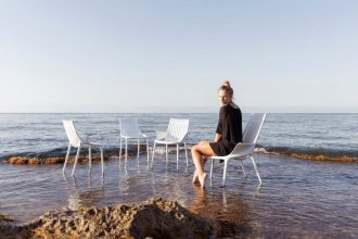 Krzesła „Ibiza”, które dla hiszpańskiej marki Vondom zaprojektował Eugeni Quitllet, zostały wyprodukowane z plastiku, które morze wyrzuca na plaże Ibizy.