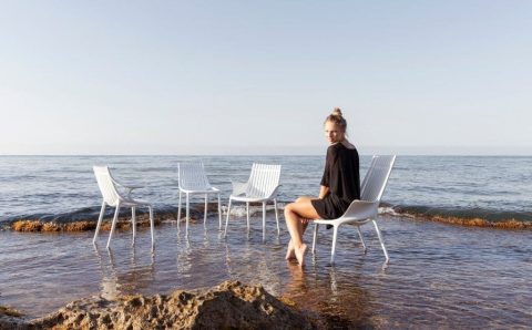 Krzesła „Ibiza”, które dla hiszpańskiej marki Vondom zaprojektował Eugeni Quitllet, zostały wyprodukowane z plastiku, które morze wyrzuca na plaże Ibizy.