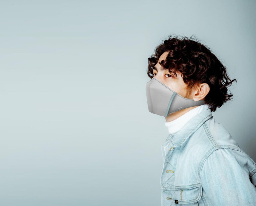 „Closca Mask” to praktyczny i piękny design w służbie refleksji. Innowacyjna maska wielokrotnego użytku, wyprodukowana przez hiszpańską firmę Closca, stała się nieoczekiwanym symbolem pandemii.