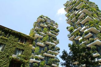 Vertical Forest (zwany także Bosco Verticale) projektu Stefano Boeri Architetti. Te dwa wieżowce stoją w dzielnicy Porta Nuova w Mediolanie, a na ich balkonach i tarasach w najlepsze rośnie las.