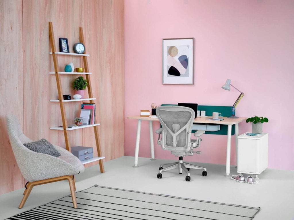 Biurko „Memo”, prod. Hermann Miller z oferty Bakata Design. Dostosowana wymiarami do domowych przestrzeni, jednocześnie zachowuje wszystkie zalety kluczowe dla mebli biurowych: trwałość, kompatybilność z innymi systemami biurowymi, możliwość regulacji wysokości.