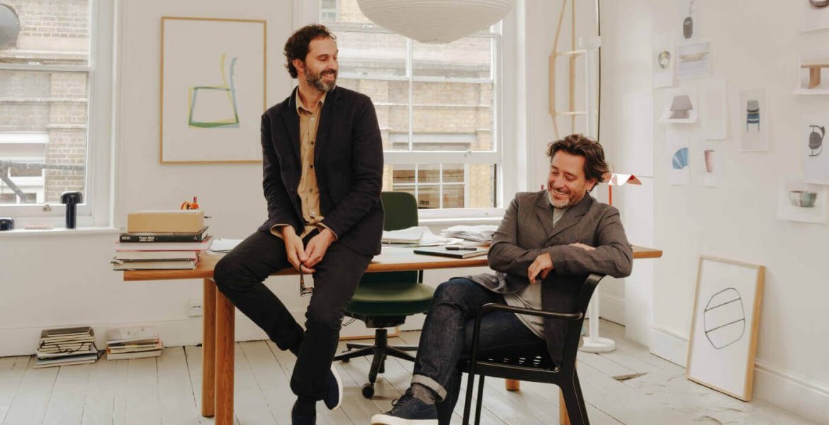 Duet Edward Barber i Jay Osgerby – twórcy krzesła „On & On”.