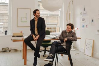 Duet Edward Barber i Jay Osgerby – twórcy krzesła „On & On”.