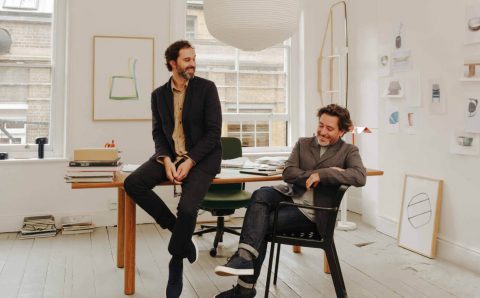 Duet Edward Barber i Jay Osgerby – twórcy krzesła „On & On”.
