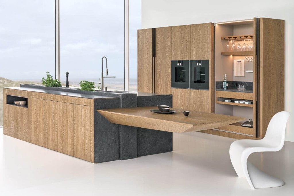 Najnowszy model kuchni Zajc „Phantom” zaprojektował Patryk Zajc. Najbardziej charakterystycznym i bardzo modnym elementem jest zintegrowany z wyspą stół. W „Phantom” konstrukcja wyspy oparta jest na przeciwwadze.