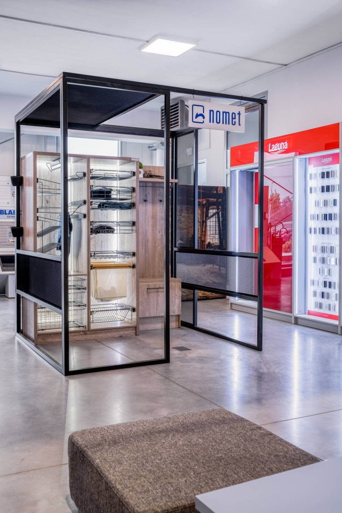 Abler Toruń ekspozytory z uchwytami Nomet - miesięcznik i portal informacyjny branży meblarskiej biznes.meble.pl