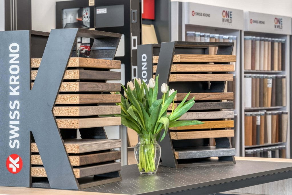 Abler Toruń ekspozytory z blatami kuchennymi Swiss Krono - miesięcznik i portal informacyjny branży meblarskiej biznes.meble.pl