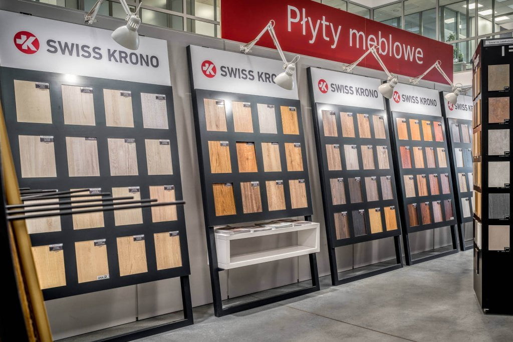 Abler Toruń ekspozytory z płytami meblowymi Swiss Krono - miesięcznik i portal informacyjny branży meblarskiej biznes.meble.pl