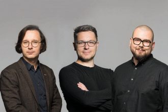 Zespół dys.studio: Mateusz Bąkała, nadzór kreatywny, Bartek Narzelski, projektowanie usług i Kamil Pączkowski, zarządzanie procesami.