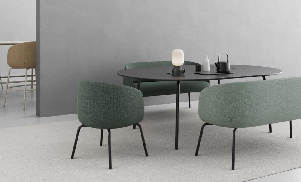 Duńska marka projektowa + Halle przedstawia opracowany w latach 2017-2019 przez sztokholmskie studio projektowe Form Us With Love „Nest System Tables”.