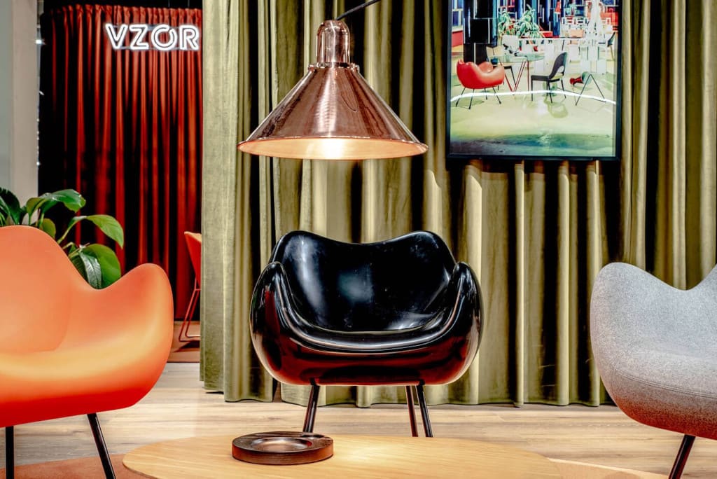 Fotele „RM58”, proj. prof. Roman Modzelewski, prod. Vzór, są stałym elementem ekspozycji marki, nie inaczej było na targach „Warsaw Home 2019”.