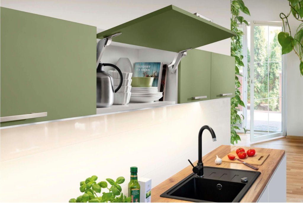 Häfele - kuchnia w kolorze zielonym z zastosowaniem podnośnika Free Space - miesięcznik i portal informacyjny branży meblarskiej biznes.meble.pl