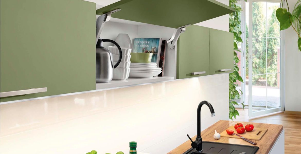 Häfele - kuchnia w kolorze zielonym z zastosowaniem podnośnika Free Space - miesięcznik i portal informacyjny branży meblarskiej biznes.meble.pl