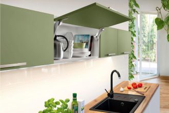 Häfele - kuchnia w kolorze zielonym z zastosowaniem podnośnika Free Space - miesięcznik i portal informacyjny branży meblarskiej biznes.meble.pl