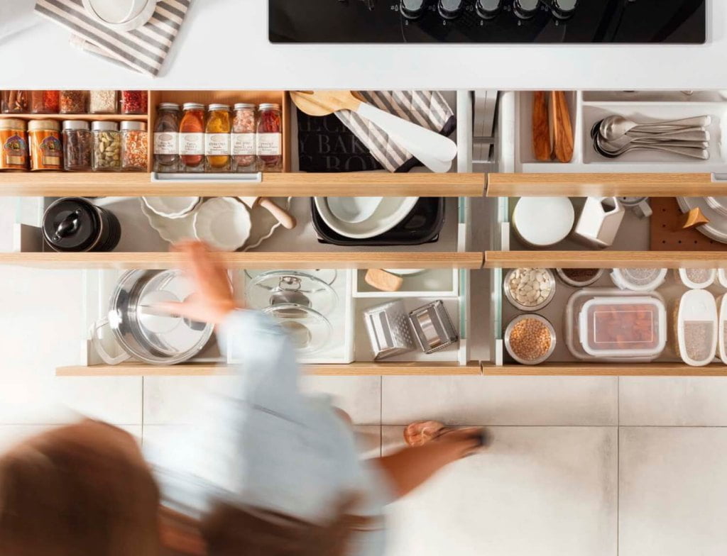 Häfele - widok szuflady z góry wielofunkcyjnego systemu szuflad Matrix P - miesięcznik i portal informacyjny branży meblarskiej biznes.meble.pl