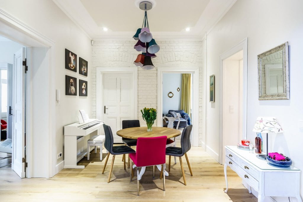 W starej kamienicy wielki pusty hol zamieniony został w jadalnię, łączącą kuchnię z salonem. Jest wizytówką domu i zaproszeniem do jego dalszej części. Proj. Karolina Ossowska i Magdalena Gzowska, Gzowska & Ossowska Pracownie Architektury Wnętrz.