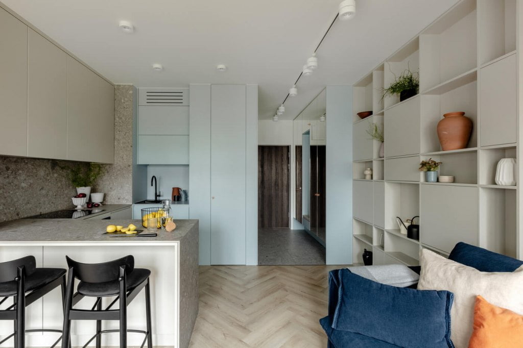 Małe mieszkanie (w tym przypadku 27 m2) to z reguły największe wyzwanie, bo trzeba wykorzystać każdy centymetr. Proj. arch. Aleksandra Grzonka, pracownia Cechownia.