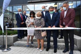 Oficjalne otwarcie Zespołu Szkół Zawodowych w Tarnowie Podgórnym odbyło się 31 sierpnia i rozpoczęło się od symbolicznego przecięcia wstęgi przed wejściem do budynku.