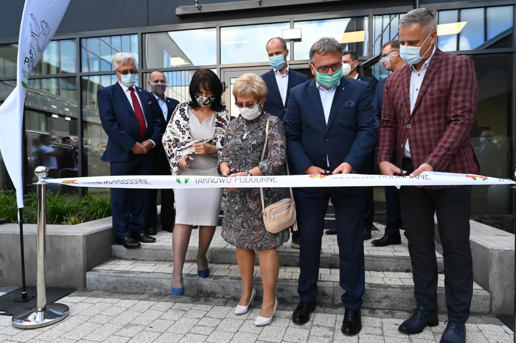 Oficjalne otwarcie Zespołu Szkół Zawodowych w Tarnowie Podgórnym odbyło się 31 sierpnia i rozpoczęło się od symbolicznego przecięcia wstęgi przed wejściem do budynku.