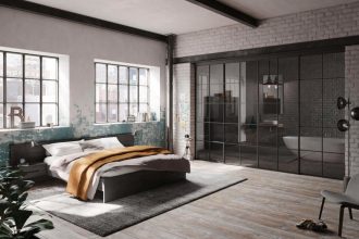 Od kilku lat rośnie zainteresowanie drzwiami ze szprosami, które mogą kojarzyć się z wnętrzami industrialnymi lub loftowymi. W odpowiedzi na to Raumplus wprowadził w systemach drzwi przesuwnych S1200, S1500 i S1600 wersje z dekoracyjnymi szprosami.