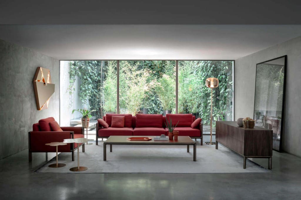 Dla włoskiej marki Ghidini1961 Stefano Giovannoni zaprojektował kolekcję „Frame”, składającą się z sof, foteli, stolików do jadalni i kawowych, regałów i szafek. Skórzaną sofę z tej kolekcji uzupełniają materiałowe poduszki.