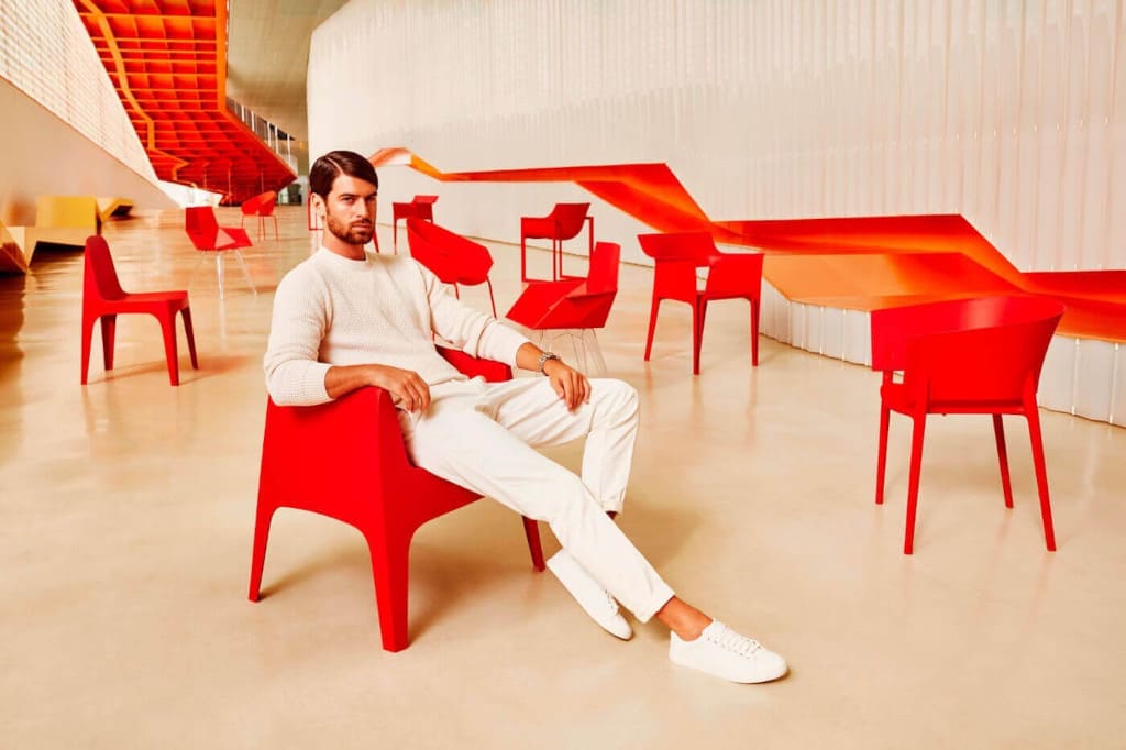 Kolekcja „Solid” marki Vondom to grupa przedmiotów, które choć są lekkie, osiągnęły stabilność dzięki geometrycznym, wyrazistym formom. Obejmuje sofę, fotel, krzesło, krzesło z podłokietnikami, stół i mały stolik.