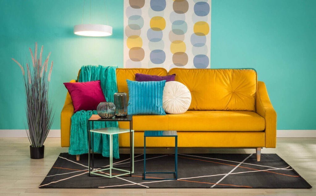 Sofa „Queen”, dostępna w salonach Agata, kształtem nawiązuje do stylistyki retro – przenosi nas kilkadziesiąt lat wstecz, tworząc wnętrze z duszą i charakterem. Intensywny kolor tapicerki dodaje jej wyrazistego charakteru.