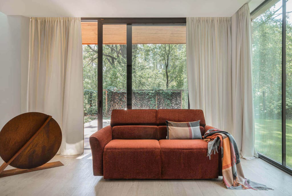 „Nola” firmy Gala Colezzione to komfortowy narożnik w kształcie litery L, inspirowany stylem minimalistycznym.