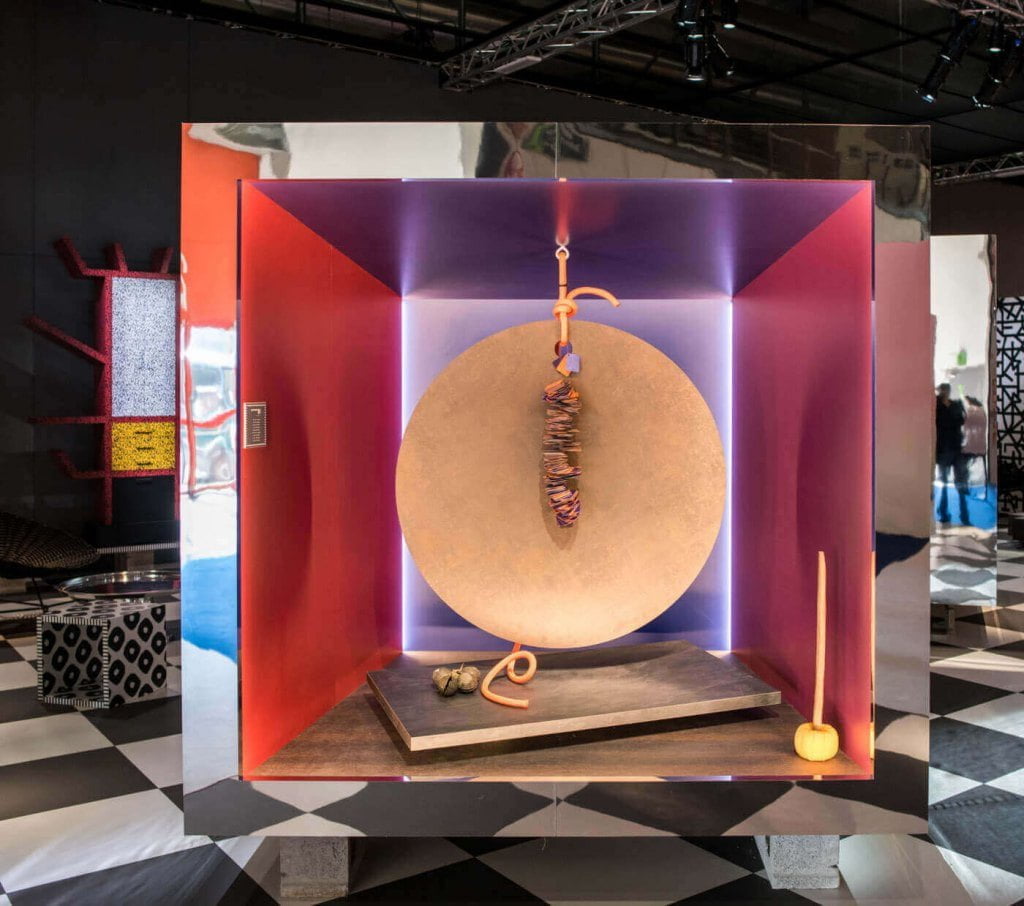 Ekspozycja Abet Laminati podczas Salone del Mobile 2019. W stoisku, które zaprojektowała Paola Navone na każdym kroku widać było pasję i ponad 30-letnią współpracę z włoską firmą.