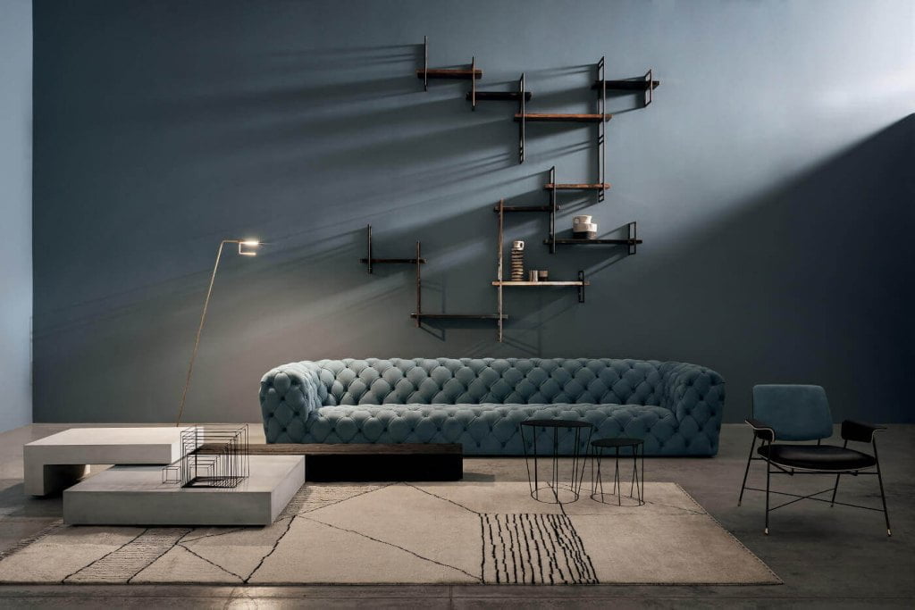 Sofa „Chester Moon” marki Baxter to reinterpretacja klasycznego modelu z 2009 r., z zachowaniem charakterystycznej dla niego linii i efektu głębokiego pikowania.