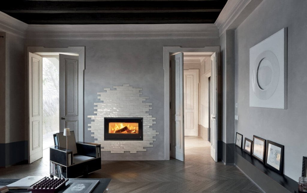 „Sahara” to obudowa kominka zaprojektowana przez Paolę Navone dla marki MCZ. Inspiracji dostarczyła projektantce Afryka.