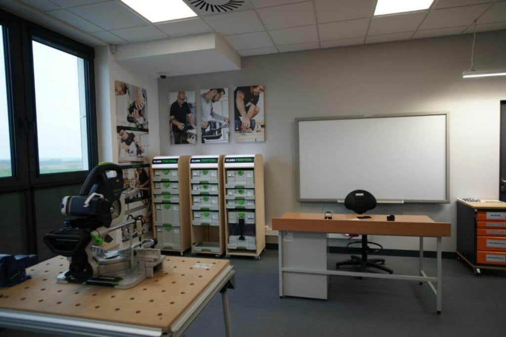 Pracownia przygotowana do prowadzenia szkoleń i prezentacji.