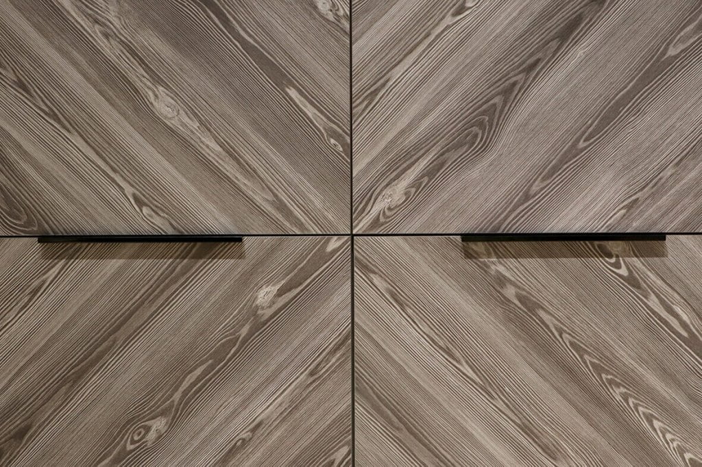 Front meblowy drewnopodobny z czarnymi uchwytami marki Rejs - miesięcznik i portal informacyjny branży meblarskiej biznes.meble.pl