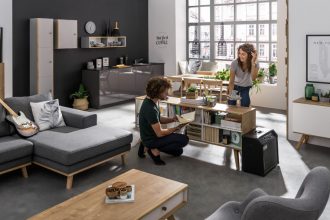 Dwustronna komoda z kolekcji „Nature” Vox otworzy przestrzeń na wiele nowych możliwości. Subtelnie podzieli duże powierzchnie np. kuchnię z pokojem dziennym, nie wprowadzając zbędnych barier.