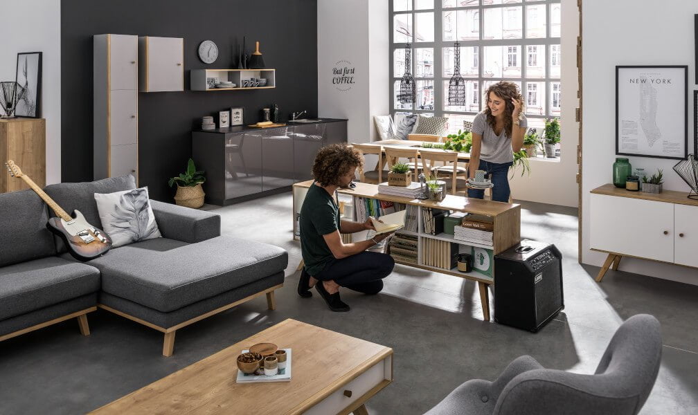 Dwustronna komoda z kolekcji „Nature” Vox otworzy przestrzeń na wiele nowych możliwości. Subtelnie podzieli duże powierzchnie np. kuchnię z pokojem dziennym, nie wprowadzając zbędnych barier.