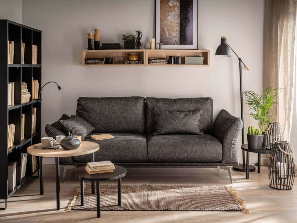 Sofa „Fluff” marki Vox proponuje nowy wymiar komfortu – poduszki wypełnione są pierzem, dzięki czemu stanowią wyjątkowo wygodne oparcie dla pleców.