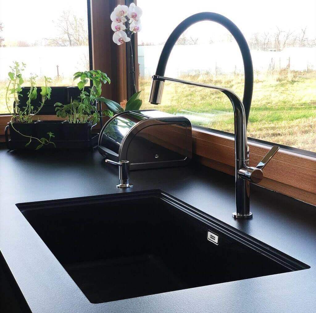 Wyposażenie wnętrz: zlewozmywaki podwieszane „Sink MF” montowane w blacie wiórowym – Center-Mebel.