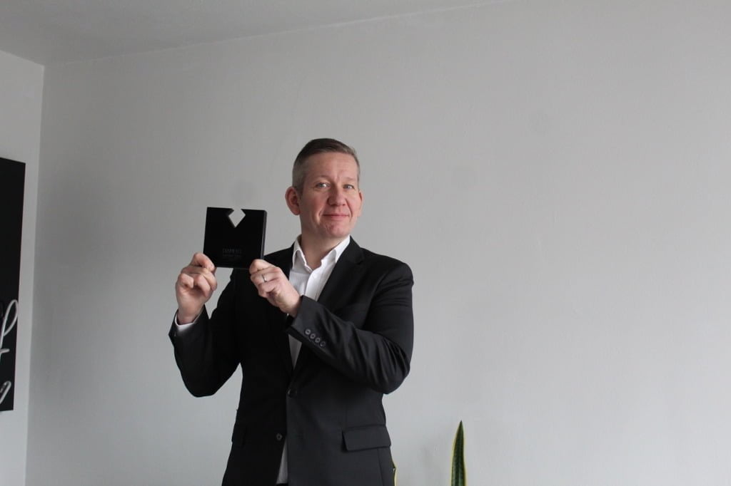 Sebastian Wojciechowski, dyrektor handlowy firmy Deftrans / marka NAS, ze statuetką „Diament Meblarstwa 2021” za „Metro System”, który okazał się najlepszym w kategorii strefa łazienki – meble (klasa standard).