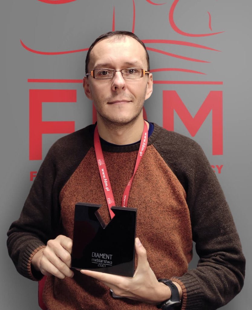 Dominik Dziedzic z działu rozwoju produktu firmy FDM Katarzyna Pańcikiewicz ze statuetką „Diament Meblarstwa 2021” w kategorii strefa snu – podstawa snu (klasa premium) za materac piankowy „Dreamer Lux”.