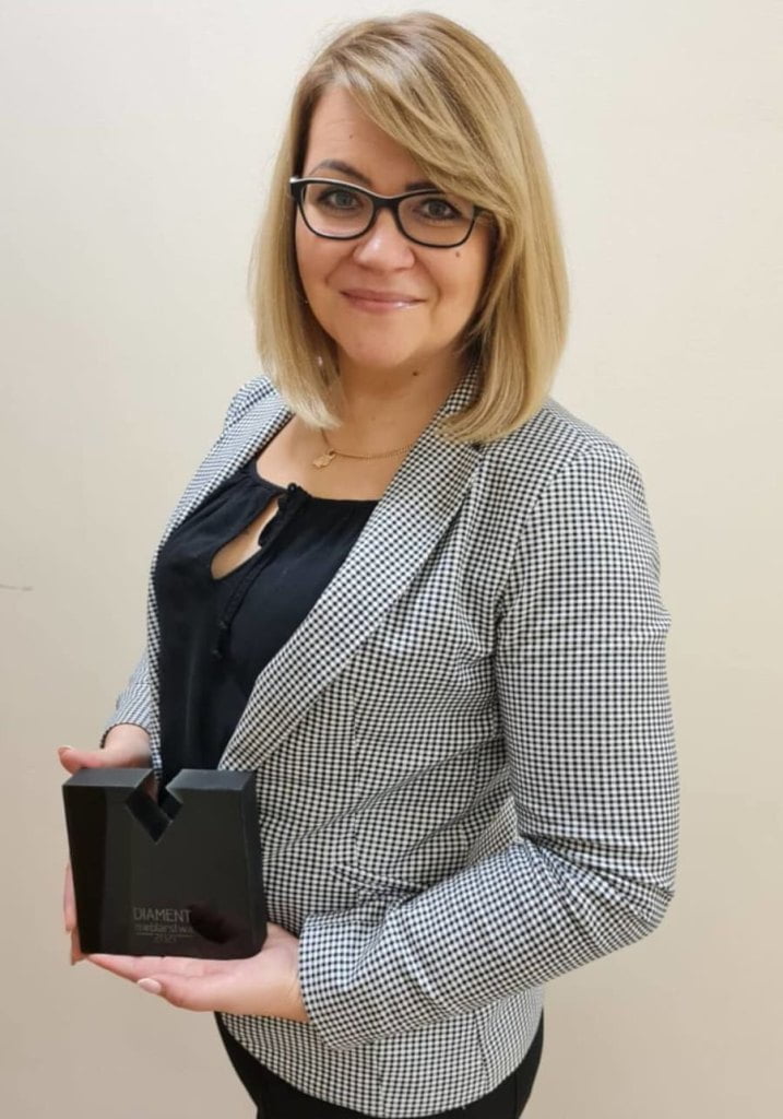 W kategorii strefa snu – podstawa snu (klasa standard) zwyciężył „Sembella KAPUA®” firmy Recticel / marka Sembella. NA zdjęciu: Kinga Królikowska, marketing manager w firmie Recticel.