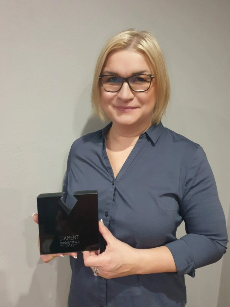 Magda Lipińska, marketing manager firmy Saint-Gobain Building Glass Polska, ze statuetką „Diament Meblarstwa 2021” w kategorii strefa komunikacji – elementy wyposażenia (klasa premium) za „Visiosun”.